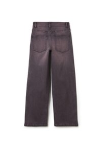 Jeans de mezclilla de pierna ancha y cintura alta en un color carbón desvanecido, que cuentan con dos bolsillos traseros y un dobladillo limpio sin adornos visibles.