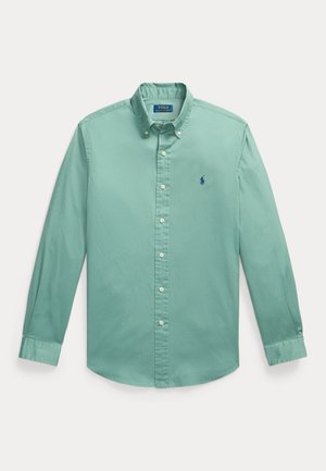 Camicia verde schiuma marina a maniche lunghe con bottoni, colletto abbottonato e piccolo logo Polo Ralph Lauren ricamato blu scuro sul petto.