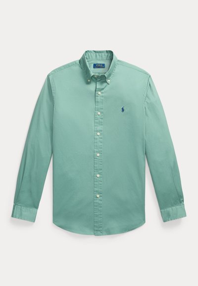 Chemise vert mousse marine à manches longues avec col boutonné et petit logo Polo Ralph Lauren brodé bleu marine sur la poitrine.