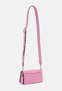 Petit sac à bandoulière rectangulaire en cuir rose avec une sangle ajustable et une fermeture argentée, présenté sur un fond uni.