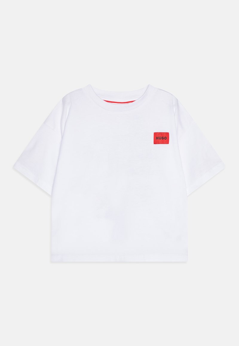 Bílé tričko s krátkým rukávem z bavlny s červenou obdélníkovou nášivkou s nápisem "HUGO" na levé hrudi. Design s kulatým výstřihem.