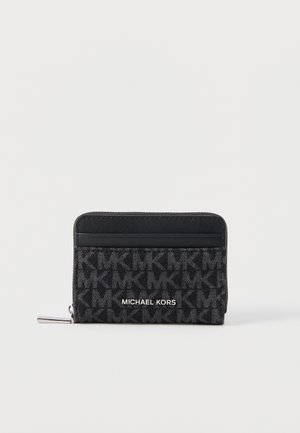 Tarjetero de Michael Kors en negro y gris con patrón repetido del logo MK, tirador de cremallera plateado y borde frontal de cuero negro.