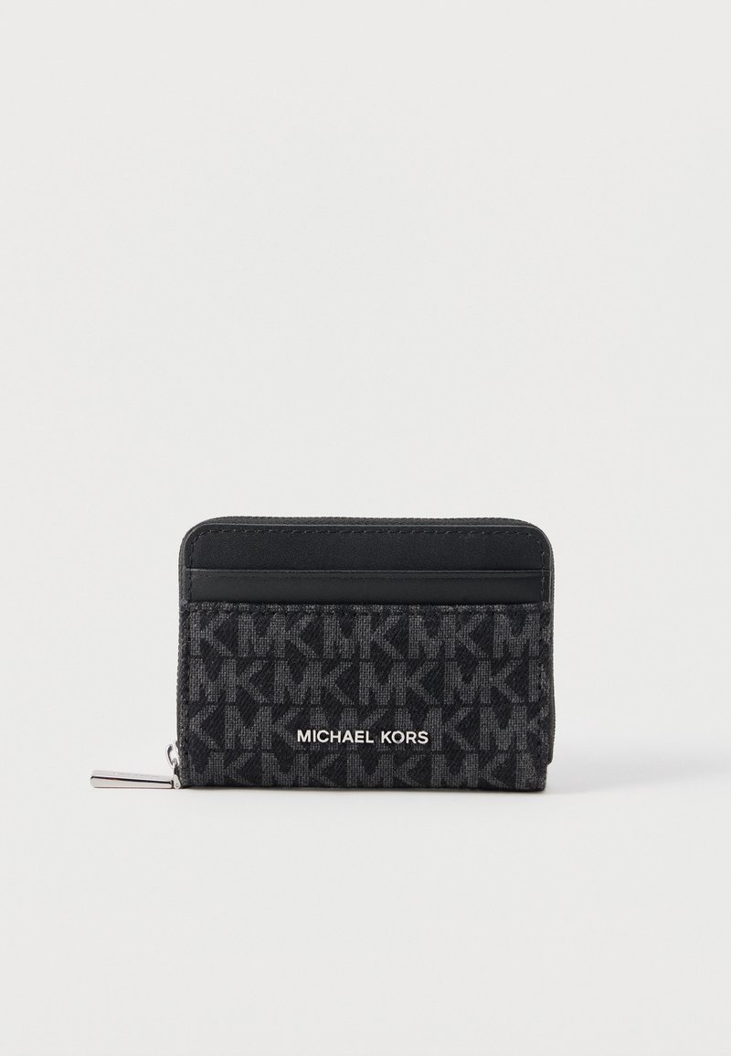 Μαύρος και γκρι κάτοχος καρτών Michael Kors με επαναλαμβανόμενο μοτίβο λογότυπου MK, ασημένια τσέπη φερμουάρ και μαύρο δερμάτινο διακοσμητικό στην πρόσοψη.