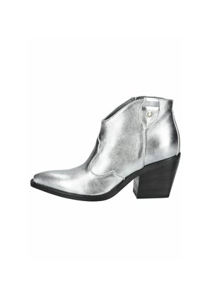 Zilveren metallic enkellaarsjes met een puntige neus, reliëfdetails aan de zijkanten en een zwarte blokhak voor stabiliteit en stijl.