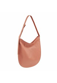 Bolso de hombro de cuero en un suave color melocotón, diseño curvado con una textura lisa, correa ajustable y un sutil detalle del logo en la parte frontal.