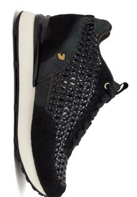 Sneaker nera con design a trama tessuta, materiali in suede e pelle, suola bianca, chiusura con lacci e logo in accento dorato.