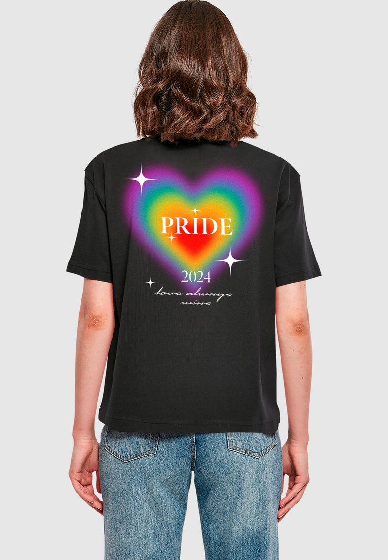 Mister Tee GRADIENT HEART PRIDE - Μπλουζάκι με στάμπα - black