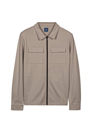 Beige lange mouwen jas met ritssluiting, een kraag en twee klepzakken aan de voorkant, tegen een witte achtergrond.