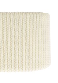 Gekruide romige gebreide container met verticale ribbeling, met een gladde, cilindervormige vorm en een zachte uitstraling.