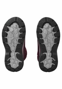 Semelles de chaussures de sport bordeaux avec bandes en caoutchouc noires. La semelle extérieure grise texturée présente des motifs de traction et des marques de la marque.