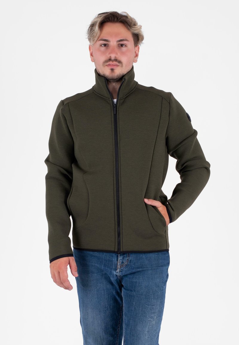 Giacca verde oliva con zip alta, tasche frontali e zip nera a contrasto. Tessuto morbido e design aderente.
