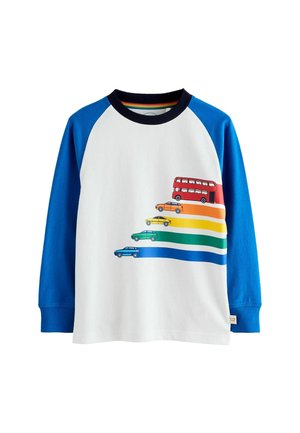 T-shirt a maniche lunghe con corpo bianco e maniche blu. Presenta un autobus a due piani rosso e auto colorate in strisce orizzontali. Materiale in cotone.