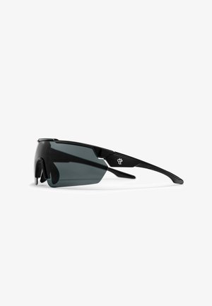 Schwarze Sport-Sonnenbrille mit umlaufendem Rahmen, dunkel getönten Gläsern und einem kleinen weißen Logo am Bügel, vor weißem Hintergrund dargestellt.