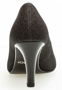 Schwarze High-Heels mit spitzem Schuhkopf, Obermaterial aus strukturiertem Stoff und einem eleganten, glänzenden Absatz. Minimalistisches Design ohne sichtbare Beschläge.