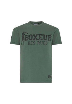 T-shirt verde oliva in cotone, con testo bold nero "BOXEUR DES RUES" e un grafico di un pugile sul davanti. Maniche corte, collo rotondo.
