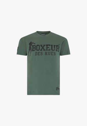 T-shirt verde oliva in cotone, con testo bold nero "BOXEUR DES RUES" e un grafico di un pugile sul davanti. Maniche corte, collo rotondo.