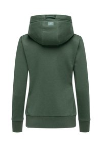 Felpa verde con cappuccio, realizzata in materiale morbido. Presenta un'etichetta sul retro e polsini e orlo a costine per una vestibilità aderente.