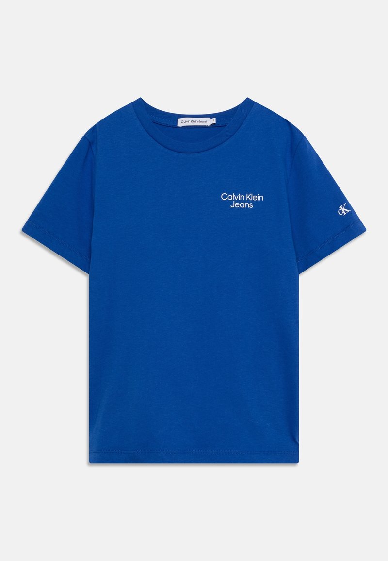 Modrá bavlněná trička s krátkým rukávem, kulatým výstřihem a bílým logem "Calvin Klein Jeans" na hrudi. Hladká textura.