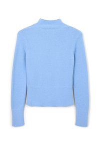 Maglione croppato azzurro chiaro con collo alto, maniche lunghe e una texture morbida. Dettagli a costine sul collo e sulla vita.