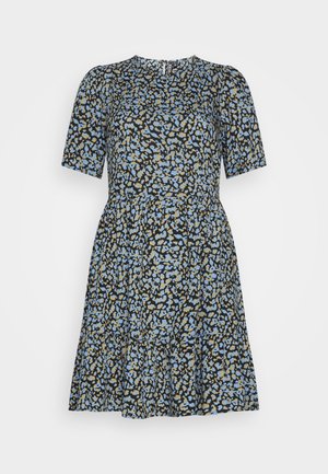 Sukienka w kwiatowy wzór z krótkimi rękawami, marszczonym stanem i wielowarstwową spódnicą w kolorach czarnym, niebieskim i beżowym.