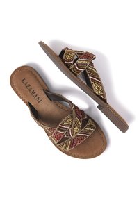 Beaded slide-sandalen met een bruine faux-suède basis, versierd met kleurrijke, complexe kraalpatronen en gekruiste banden voor ondersteuning.