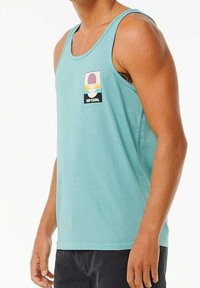 Débardeur turquoise en coton, avec une poche avant ornée d'un graphisme multicolore et d'un logo. Texture douce, design sans manches.