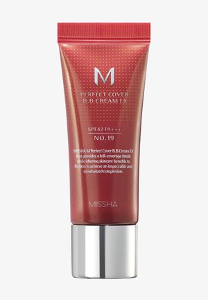 MISSHA Perfect Cover B.B Cream EX en teinte n°19 avec SPF42 PA+++, tube rouge avec bouchon argenté, produit de soin hydratant à couvrance totale.