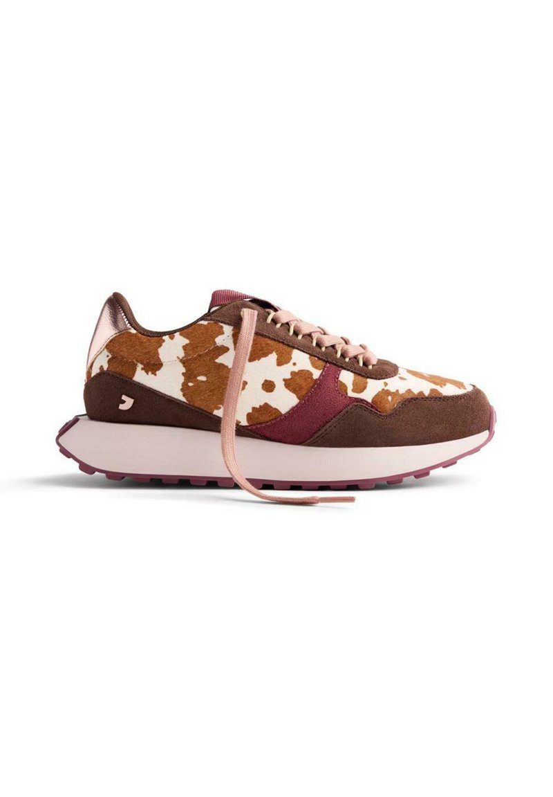 Sneaker con una base in suede marrone, tomaia in tessuto a macchie bianche e marroni, dettagli rosa e una soletta bianca imbottita con suola rosa.