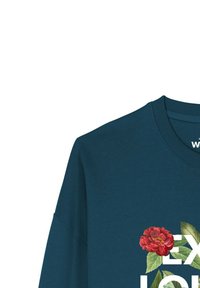 Donker groene sweatshirts met een bloemenmotief van een rode roos en groene bladeren. Witte tekst gedeeltelijk zichtbaar aan de onderkant. Zachte stoftextuur.