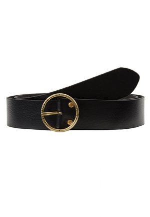 Zwarte leren riem met een ronde gouden gesp met gegraveerde tekst, plat gelegd met één uiteinde iets opgetild.