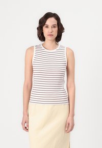 Top sans manches en coton blanc avec de fines rayures horizontales marron. Présente un col rond et une silhouette ajustée, assorti à une jupe claire.