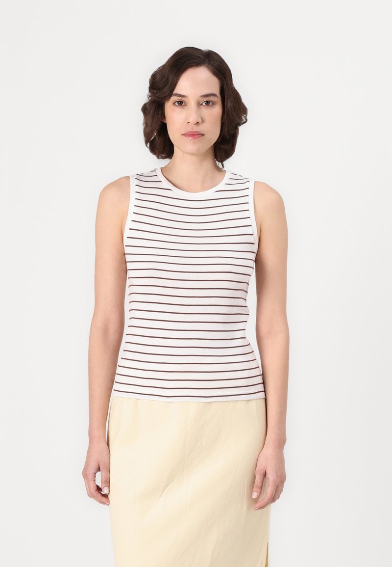 Top sans manches en coton blanc avec de fines rayures horizontales marron. Présente un col rond et une silhouette ajustée, assorti à une jupe claire.