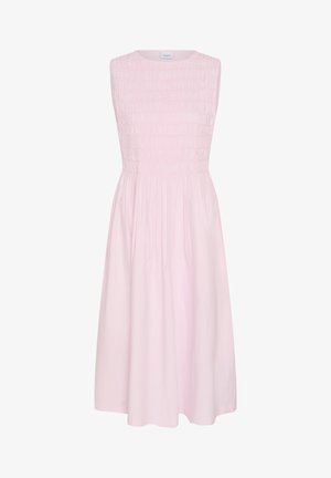 Robe midi rose clair sans manches avec corsage froncé, jupe plissée, encolure ronde et coupe décontractée.