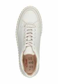Fehér sneaker sima bőr felsőrésszel, lekerekített orral, párnázott talppal és strukturált gumitalppal. Fűzős záródással és márkalogóval rendelkezik.