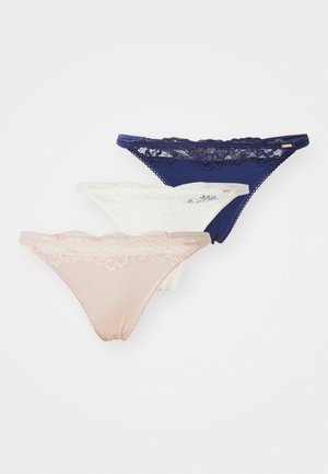 Drie paar vrouwenstringen in navy, wit en roze. Elk heeft een kanten rand en een gladde stof met een laag uitgesneden ontwerp.