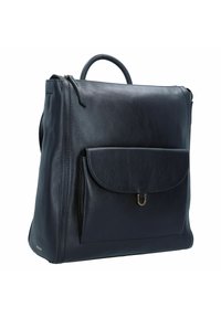 Marineblaue Lederhandtasche mit strukturierter Form, ausgestattet mit einer Vordertasche mit Klappe, goldenen Beschlägen und einem oberen Griff für einfaches Tragen.
