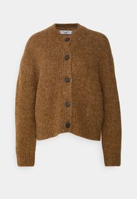 Brun stickad kofta med en kortad design, som har en rund halsringning och fem svarta knappar framtill. Mjuk textur och ribbade ärmslut.