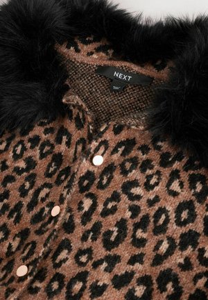 Brūnas un melnas leopardādas raksta džemperis ar melnu mākslīgās kažokādas apkakli un spīdīgiem rozā zelta pogām, ar teksturētu adījuma audumu.