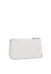 Cartera de tela blanca con un sutil patrón de hojas, cierre de cremallera y herrajes plateados. Forma rectangular compacta, textura suave.