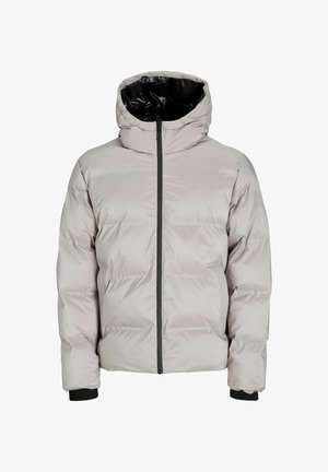 Svijetlosiva puffer jakna s crnim unutarnjim dijelom kapuljače, prednjim zatvaračem i rebrastim manžetama. Sadrži kviltani dizajn za izolaciju.