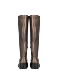 Botas altas de color marrón metálico con un acabado suave, que cuentan con una suela texturizada y cremalleras laterales para facilitar su uso.