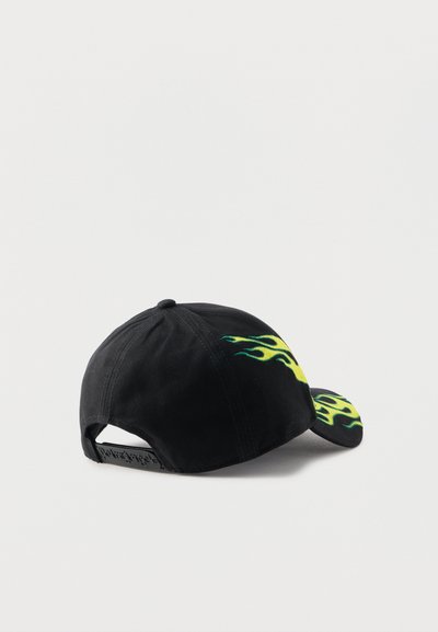 Μαύρο καπέλο μπέιζμπολ με φλόγες σε νέον πράσινο και κίτρινο στο μπροστινό μέρος και ρυθμιζόμενο λουράκι στο πίσω μέρος.