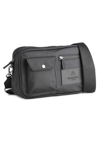 Fekete anyagú keresztpántos táska cipzárral, elülső zsebbel nyomógombbal és egy további cipzáras rekesszel. Tartós kivitel.