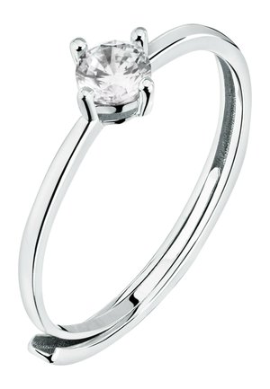 Anello solitario in argento con una pietra preziosa tonda e trasparente tenuta da quattro griffe su una banda sottile e lucida.