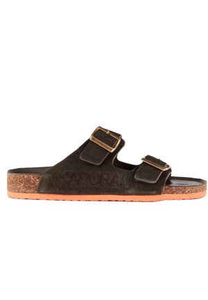 Bruine suède slidesandalen met twee verstelbare bronzen gespen, kurken voetbed en oranje rubberen zool.