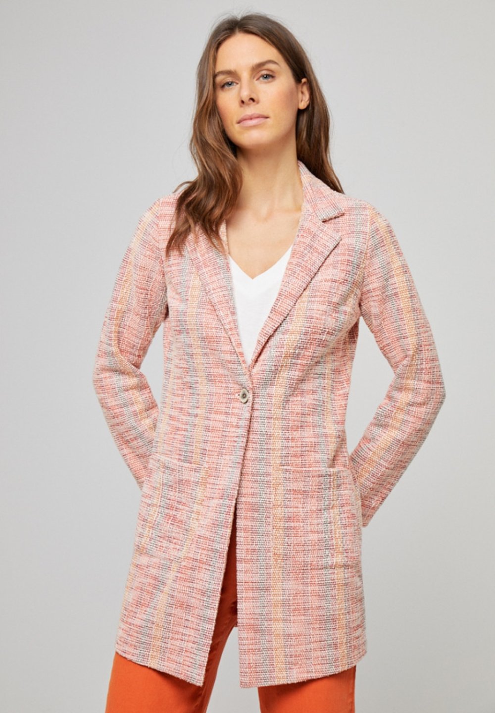 Abrigo de tweed negro con bordados de Surkana | THE NO END