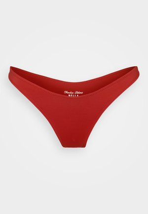 Parte inferiore di bikini rossa con una texture liscia e opaca, copertura minima e design aerodinamico. Presenta una cucitura sottile lungo i bordi.