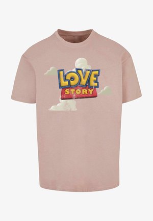 Svetloružový tričko s grafickým dizajnom, na ktorom je nápis "LOVE STORY" tučným žltým a červeným písmom, obklopený bielymi oblakmi.