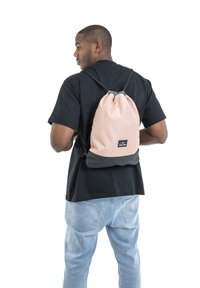 Batoh na šnúrku v svetloružovej a čiernej farbe, s hladkým povrchom, nastaviteľnými popruhmi a značkovou nášivkou.