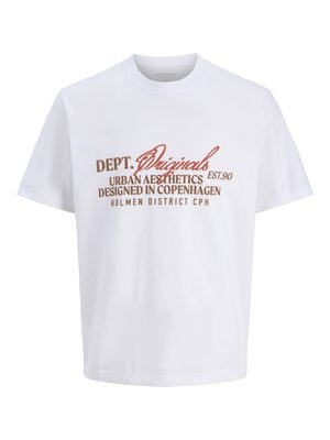 Wit T-shirt met korte mouwen en bruine en roestkleurige tekst waarop staat: "DEPT. Originals Urban Aesthetics Designed in Copenhagen Holmen District CPH."